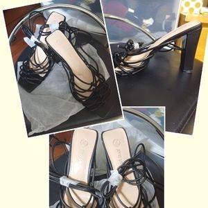 Dress coktel shoes. Black color. Médium heel.